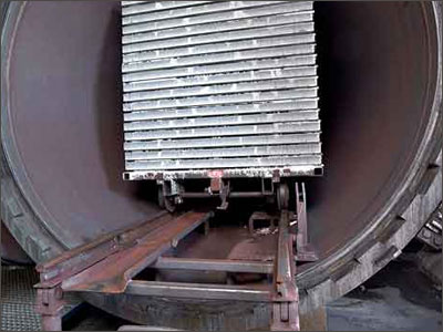 Применение подшипников SKF для работы при высоких температурах в области производства строительных материалов: ступичные узлы колёс печных вагонеток